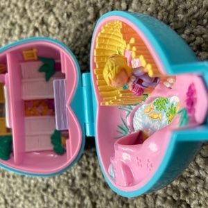 Vintage 1993 Polly Pocket (Compact and One doll)